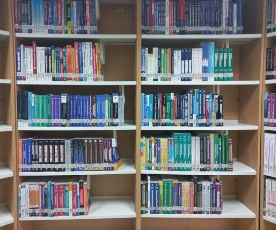 Photo 17th-century bookshelf