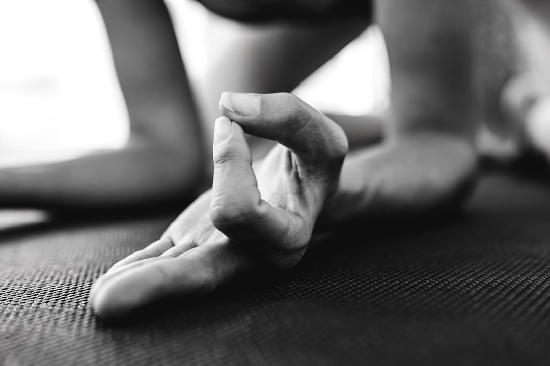 Photo Meditating monk