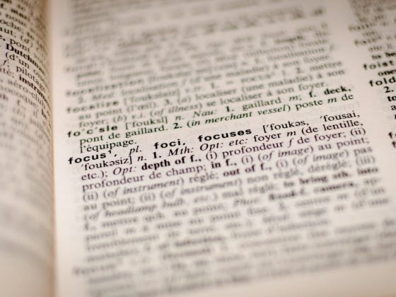 Fichier de dictionnaire avec définitions en français, mettant en évidence le mot focus, cadre, et profondeur de champ, illustrant la recherche de précision pour les philosophes.