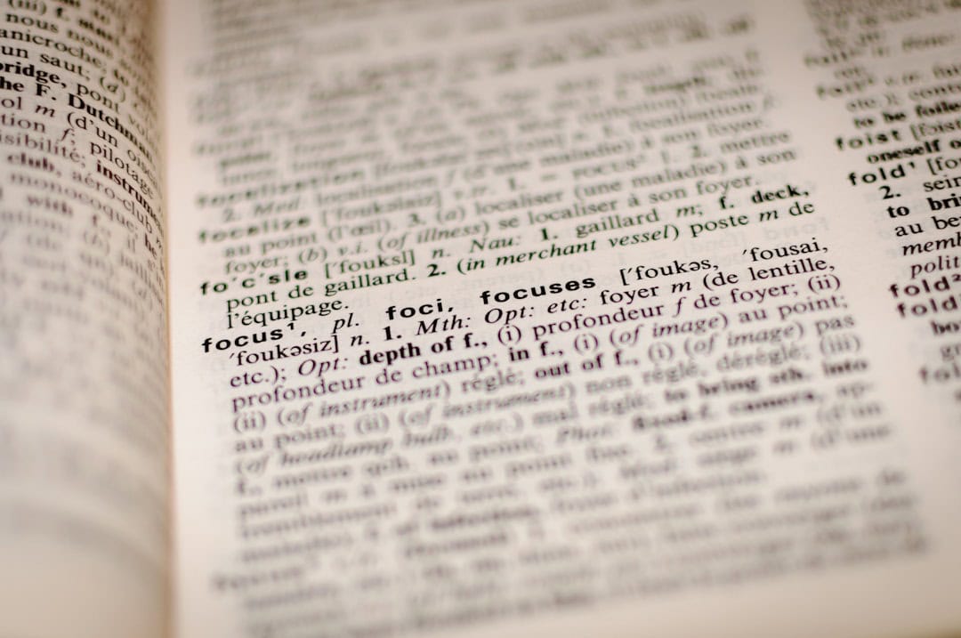 Fichier de dictionnaire avec définitions en français, mettant en évidence le mot focus, cadre, et profondeur de champ, illustrant la recherche de précision pour les philosophes.