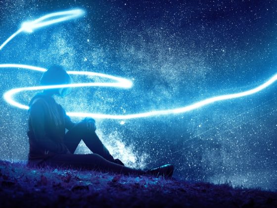 Paysage étoilé avec personne assise sous un ciel nocturne avec traînées lumineuses et voie lactée, image inspirante pour philosophie et réflexion, symbolise la quête de connaissance et la créativité intellectuelle.